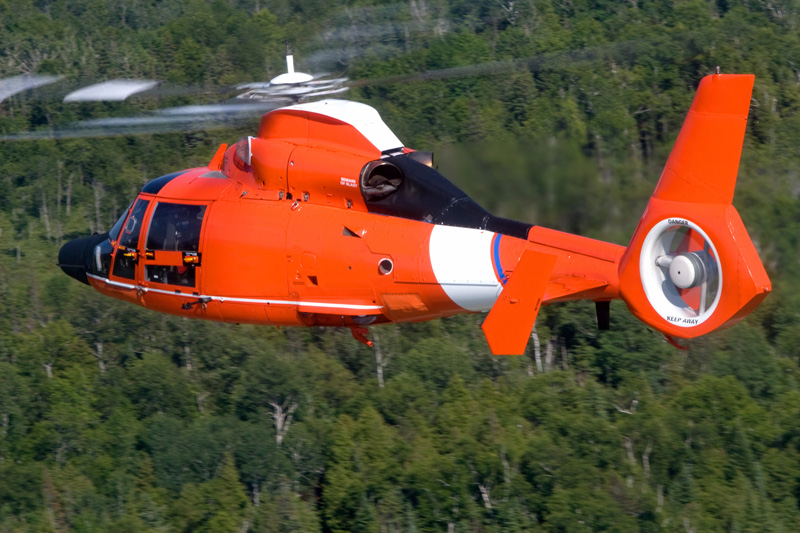 Fotografia przedstawiająca patrolujący helikopter.