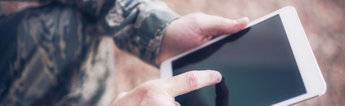 Zdjęcie żołnierza korzystającego z tabletu.